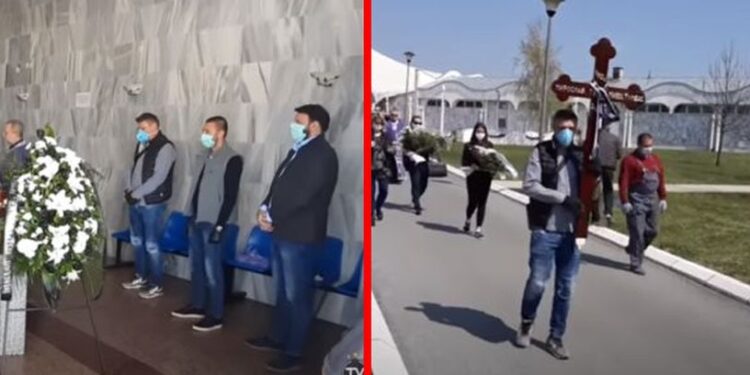 Pojavio se snimak sahrane Miše Tumbasa: Savo nosi krst, gitarista svira himnu Partizana, svi tuguju (VIDEO)
