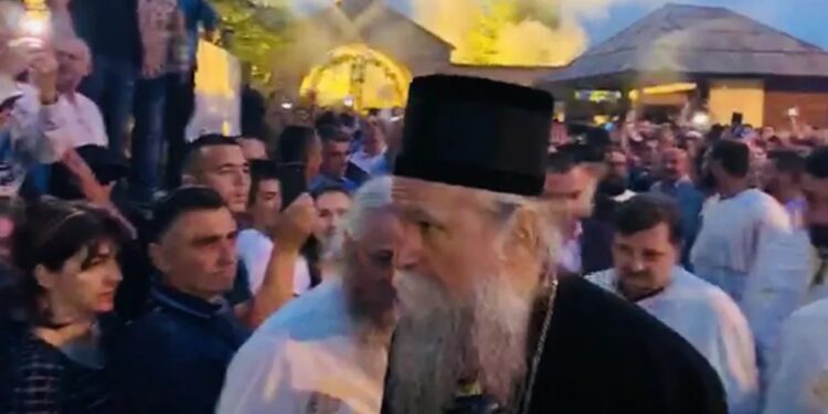 Vladika Joanikije se vratio u Berane, dočekao ga veliki broj građana (VIDEO)