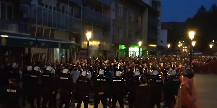 Sukobi u Crnoj Gori: Suzavcem i šok-bombama na građane, hiljade ljudi na ulicama (VIDEO)