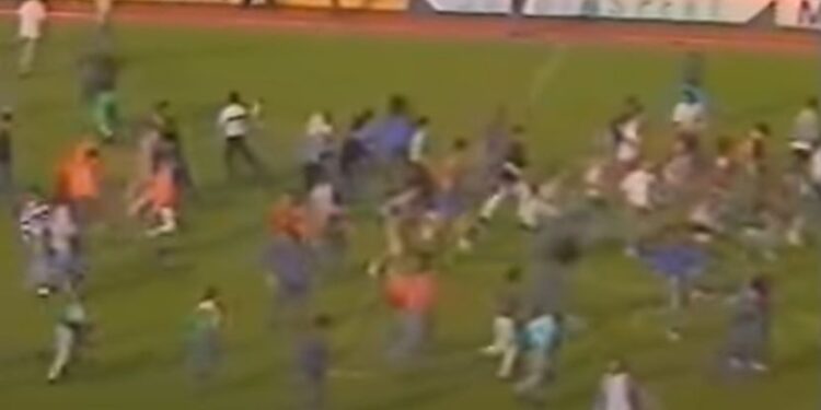 Maksimir je eksplodirao pre 30 godina: Haos navijača Zvezde i Dinama najavio je rat u Jugoslaviji (VIDEO)