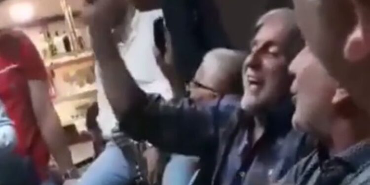 Željko Obradović peva himnu Partizana uz trubače: Legendarni Žoc se dobro opustio u rodnom Čačku (VIDEO)