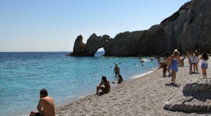 SAD: Gužve na plažama uoči proslave Dana sećanja