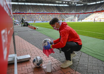 Bundesliga se vratila i evo kako izgleda „korona“ fudbal: Dezinfekcija lopti, izjave „na štapu“, socijalna distanca (FOTO)