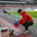 Bundesliga se vratila i evo kako izgleda „korona“ fudbal: Dezinfekcija lopti, izjave „na štapu“, socijalna distanca (FOTO)