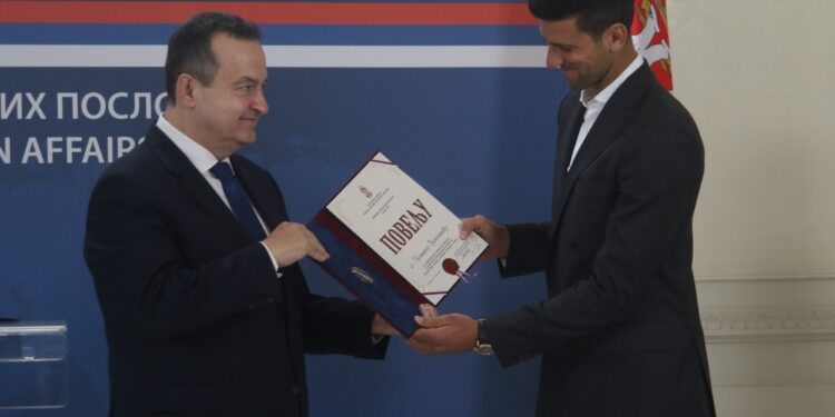 Dačić se poklonio Novaku i uručio mu nagradu koju dobijaju samo posebne ličnosti (FOTO/VIDEO)