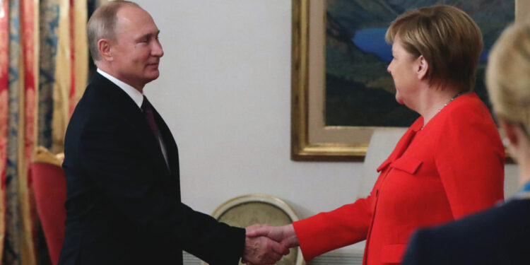 Putin i Merkel razmenili čestitke povodom Dana pobede