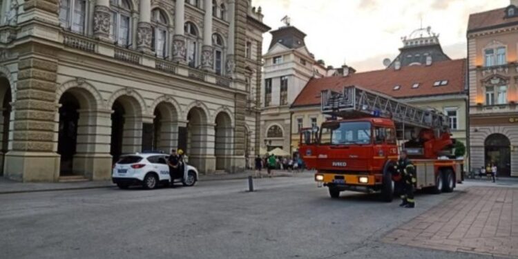 Muškarac pokušao da zapali Gradsku kuću u Novom Sadu (FOTO)
