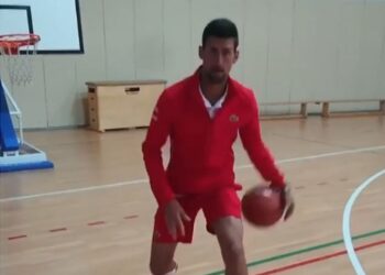 Nole „pocepao“ mrežicu pa izazvao Lebrona Džejmsa na „basket 1 na“ 1(VIDEO)