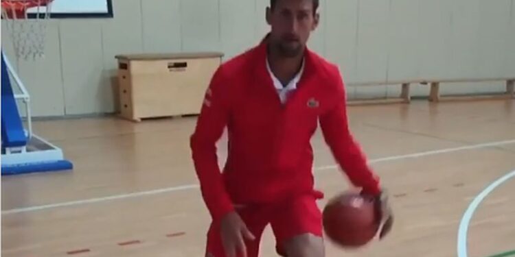 Nole „pocepao“ mrežicu pa izazvao Lebrona Džejmsa na „basket 1 na“ 1(VIDEO)
