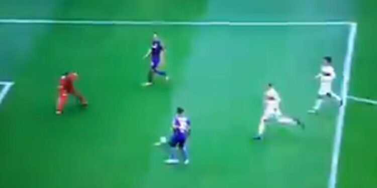 Promašaj sezone u Cvajti: Prazan gol bio je preveliki izazov za Grita (VIDEO)