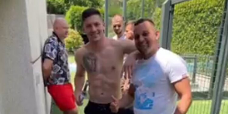 Luka raspalio roštilj sa drugovima, Španci se pitaju da li je prekršio protokol o distanciranju (VIDEO)