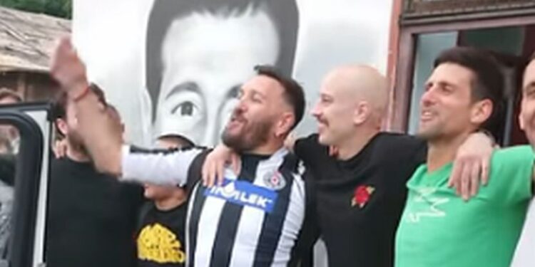 Đoković zapevao posle fudbala: Hitovi “Ružo rumena” i “Tropski bar” na Novakov način (VIDEO)