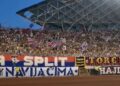 Navijači Hajduka ispalili signalnu raketu preko tribina i prekinuli debakl svog tima (FOTO/VIDEO)