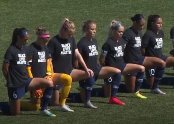 Fudbalerke klečale tokom američke himne: Bunt protiv rasizma sve veći Americi (FOTO/VIDEO)
