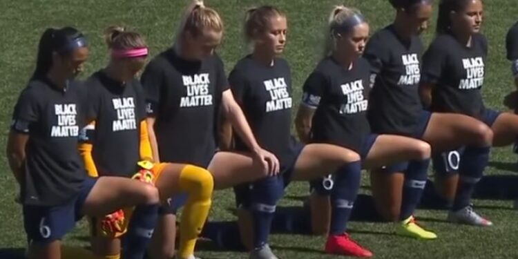 Fudbalerke klečale tokom američke himne: Bunt protiv rasizma sve veći Americi (FOTO/VIDEO)
