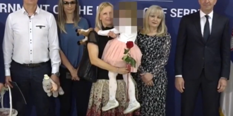 Usvajanje u režiji birokratije (1): Mala Lenka opet kod mame i tate!