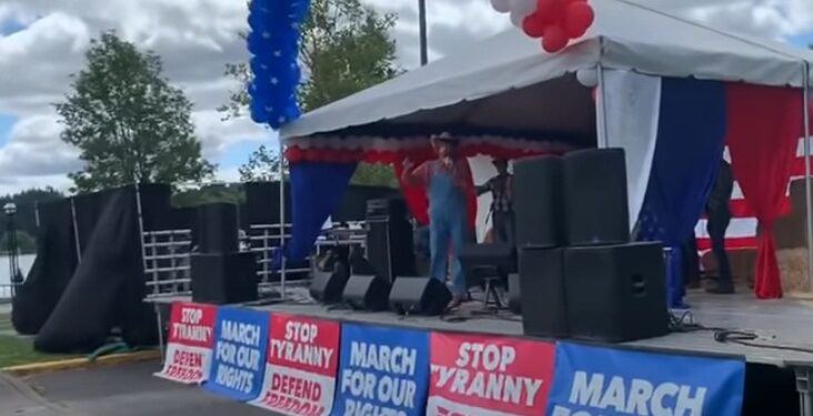 Komičar prerušen upao na skup desničara: “Obamu, Hilari i Faučija zaraziti koronom” (VIDEO)