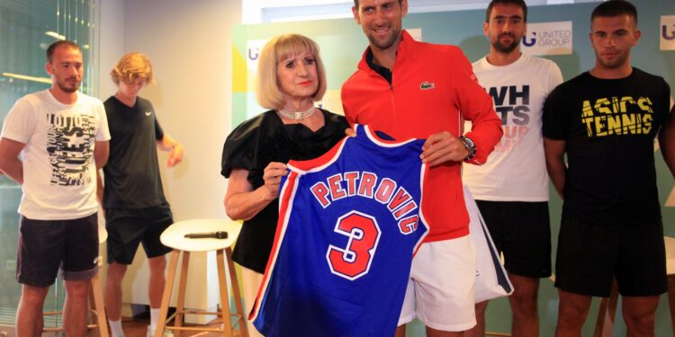 Majka Dražena Petrovića predala Novaku dres svog sina: Nole oduševio Hrvate pričom o legendi sporta (FOTO)