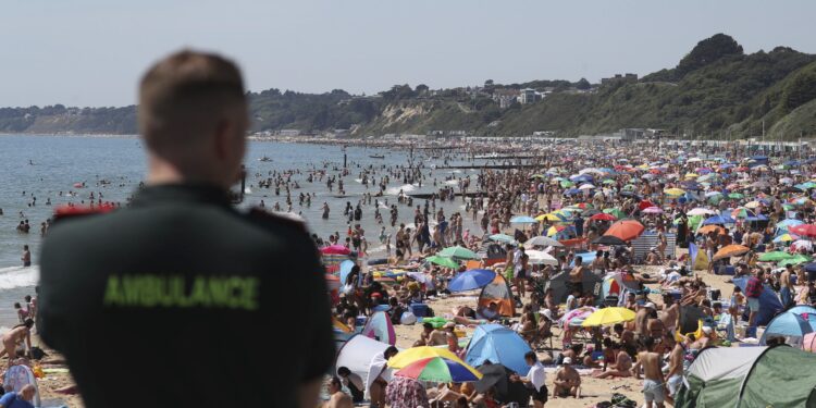 Licemerni Englezi satanizovali Novaka, a pola miliona njih na plažama: Ovo je korona skandal na Ostrvu (FOTO/VIDEO)