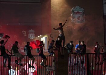 Englezi se setili korone: „Raspuštenim“ navijačima Liverpula sada prete zatvaranjem stadiona!