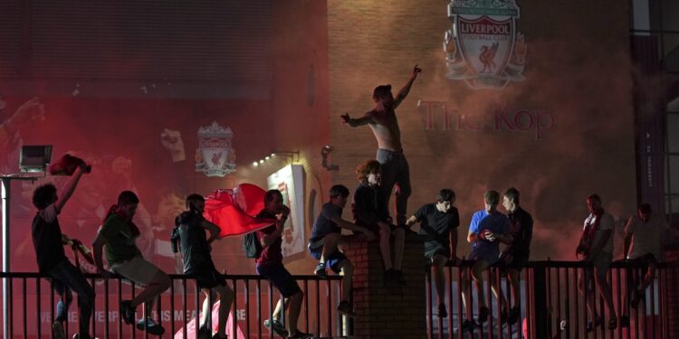 Englezi se setili korone: „Raspuštenim“ navijačima Liverpula sada prete zatvaranjem stadiona!
