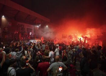 Srbi su „divljaci“, a slavlje Liverpula predivno: Engleski mediji ni reč o korona žurki Redsa (FOTO/VIDEO)