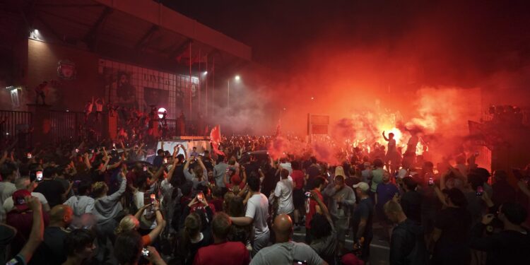 Srbi su „divljaci“, a slavlje Liverpula predivno: Engleski mediji ni reč o korona žurki Redsa (FOTO/VIDEO)