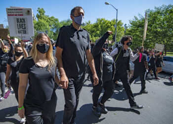 Vlade Divac sa porodicom na protestima u Americi: Supruga citirala Martina Lutera Kinga (FOTO)
