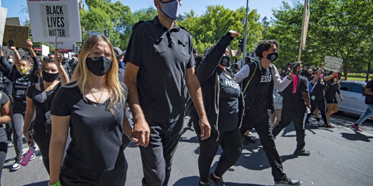 Vlade Divac sa porodicom na protestima u Americi: Supruga citirala Martina Lutera Kinga (FOTO)