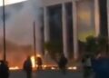 Atina: Američka ambasada zasuta Molotovljevim koktelima (VIDEO)