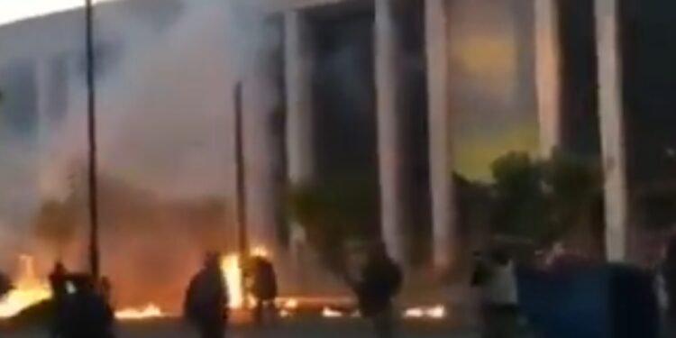 Atina: Američka ambasada zasuta Molotovljevim koktelima (VIDEO)