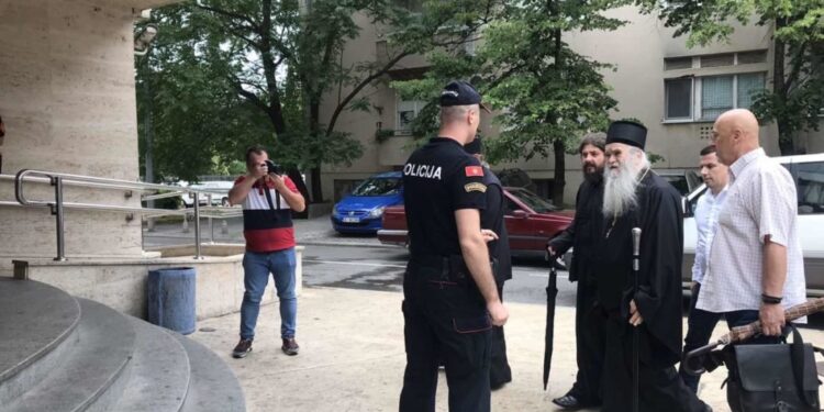 Amfilohije u podgoričkoj policiji, ispred zgrade se okupili sveštenici i monahinje (VIDEO)