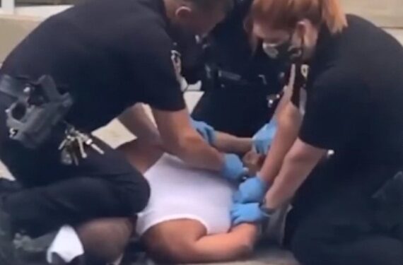 Novi incident u SAD:  Policajac kolenom pritiskao vrat muškarcu (VIDEO)
