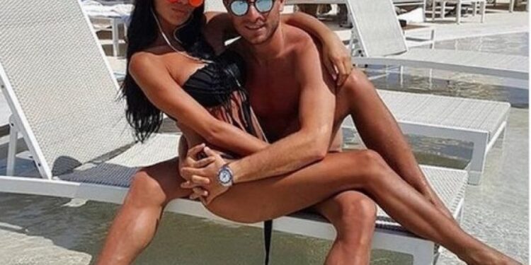 Tošić ostavio ženu samu na plaži, a ona ga provocira seksi fotografijama!