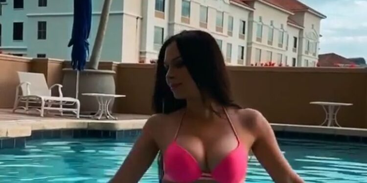 Posle Beograda i Adrija tura, seksi Lola se “hladi” u bazenu i traži “pomoć” (FOTO/VIDEO)