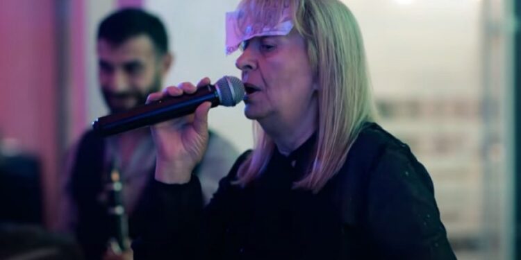 Povukla se sa srpske estrade pre 20 godina, a na veseljima za 3 sekunde uzme 3.000 evra (VIDEO)