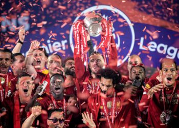 Čekanju je kraj: Najvredniji trofej ponovo na Enfildu (VIDEO)