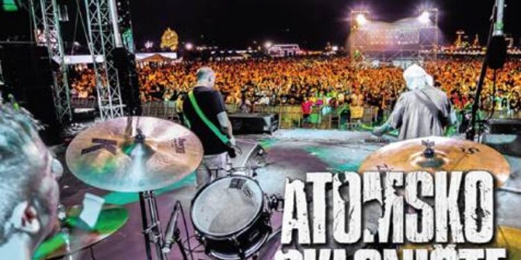 Legendarna grupa Atomsko sklonište objavila je koncertni album “Oni što dolaze za nama”
