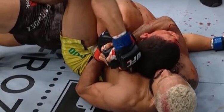 Ceo oktagon je bio krvav u fajterskom spektaklu: Brazilac brutalno prebio Amera i odbranio UFC pojas