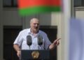Lukašenko sa automatskom puškom stigao u svoju rezidenciju (VIDEO)