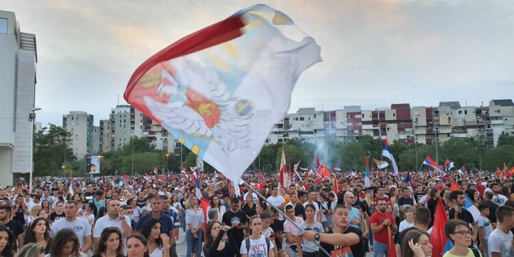 Crna Gora slavila i večeras: Sirene, vatrometi, kolona… (VIDEO)