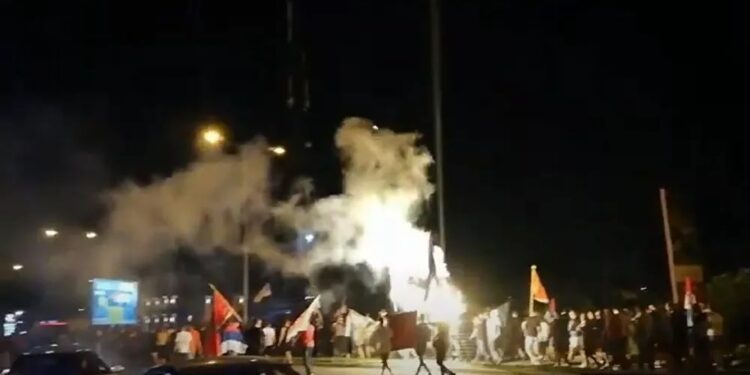 Policija popustila, ukinuta blokada, građani stigli do Podgorice (VIDEO)
