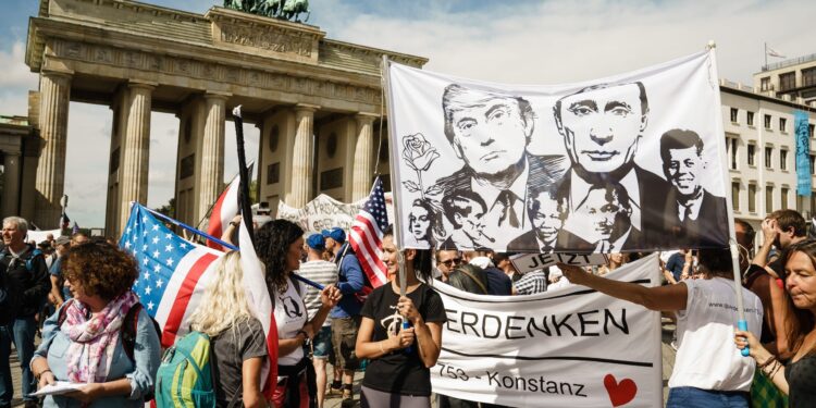 Na protestu u Berlinu skandirali Putinu (VIDEO)