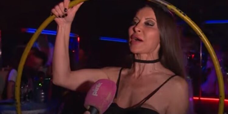 Striptiz-šipku zamenila motikom: Okopava krompir i sunča se gola (VIDEO)
