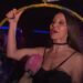 Striptiz-šipku zamenila motikom: Okopava krompir i sunča se gola (VIDEO)