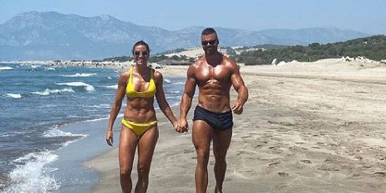 Preplanula Ivana Španović “izluđuje” momka na moru: Izvajani Marko traži “balans” (FOTO)