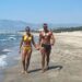 Preplanula Ivana Španović “izluđuje” momka na moru: Izvajani Marko traži “balans” (FOTO)