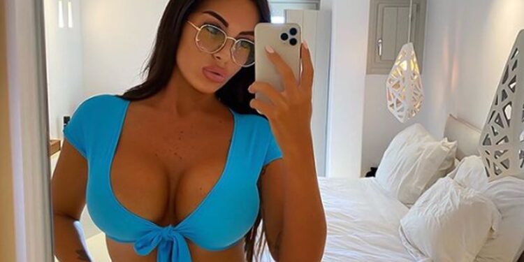 Italijanski „vulkan“ proključao u Grčkoj: Boginja Napolija mami uzdahe, skida se gola pod jednim uslovom (FOTO)