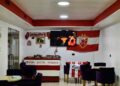 Srpska, zvezdaška kafana usred Tirane: Dresovi, šalovi i Čolina slika oduševili crveno-bele (FOTO)