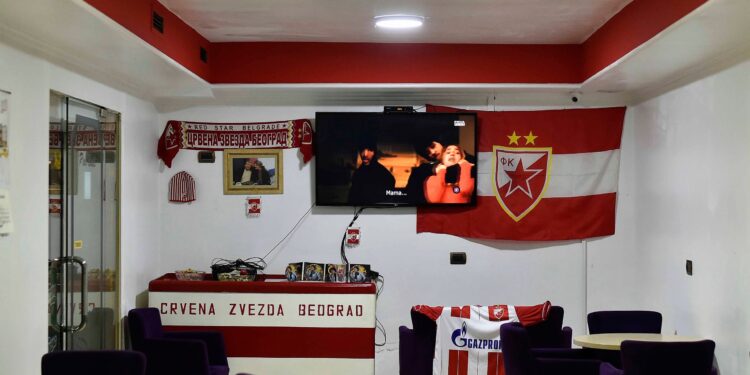 Srpska, zvezdaška kafana usred Tirane: Dresovi, šalovi i Čolina slika oduševili crveno-bele (FOTO)